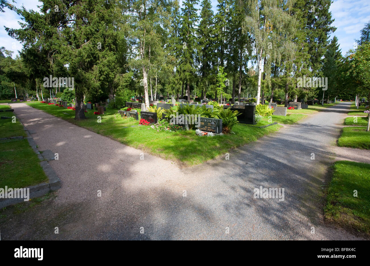 Vue sur les allées en gravier du cimetière finlandais en été ( Oulu , Intiönkangas ) , Finlande Banque D'Images