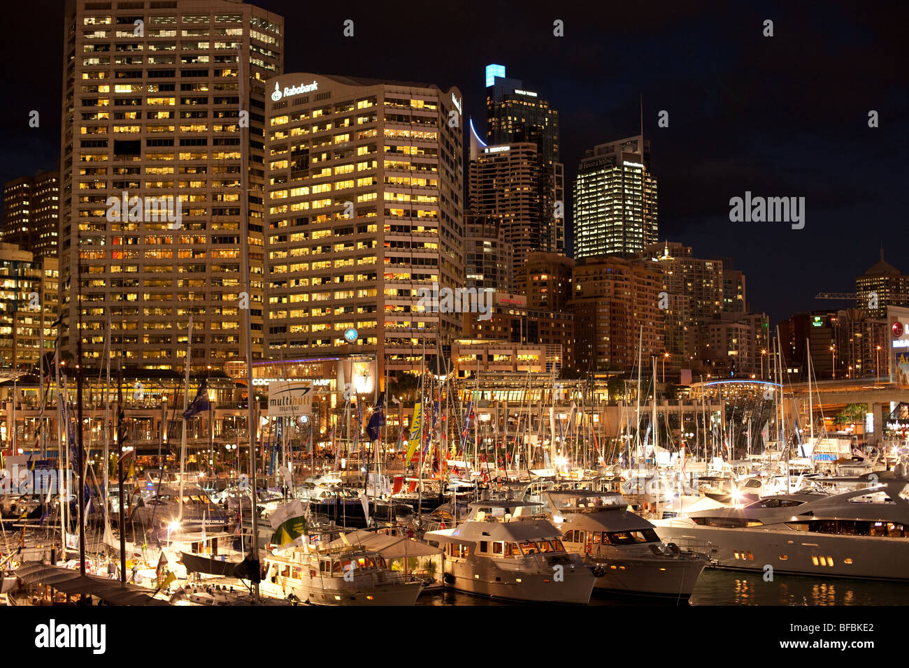 Sydney Darling Harbour vu la nuit du Pyrmont Bridge le 31 juillet 2009. Banque D'Images