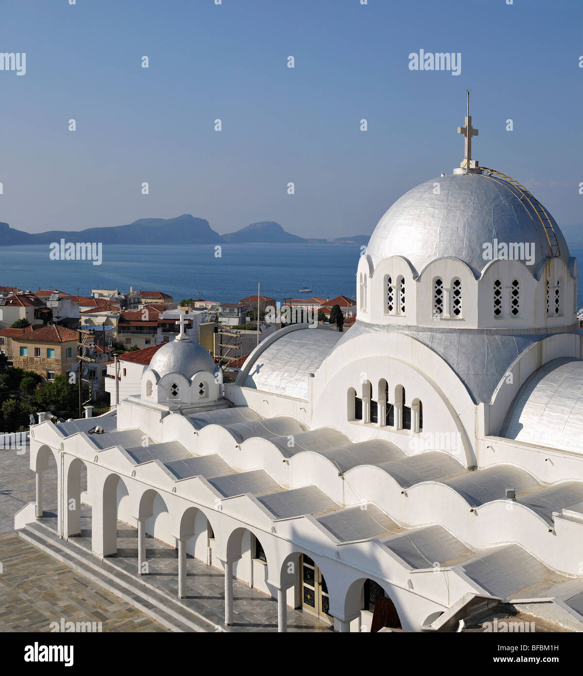 La recherche à travers l'église orthodoxe de Pylos à la baie de Navarin et l'île de Sfaktiria, Pylos, Messénie, Péloponnèse, Grèce Banque D'Images