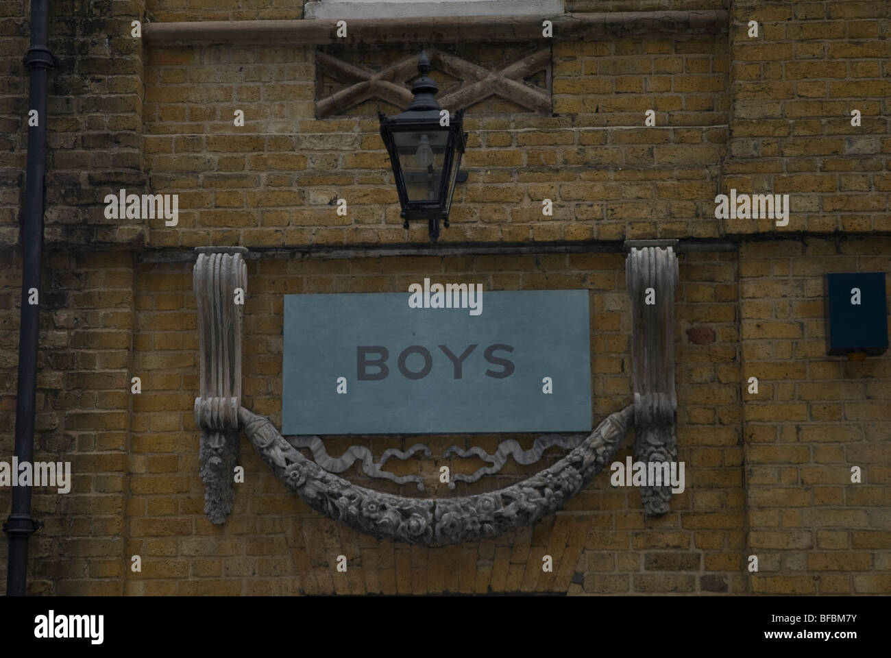 Panneau de l'école de garçons de l'école St Johns Scandrett Street, Wapping Londres E1 Banque D'Images