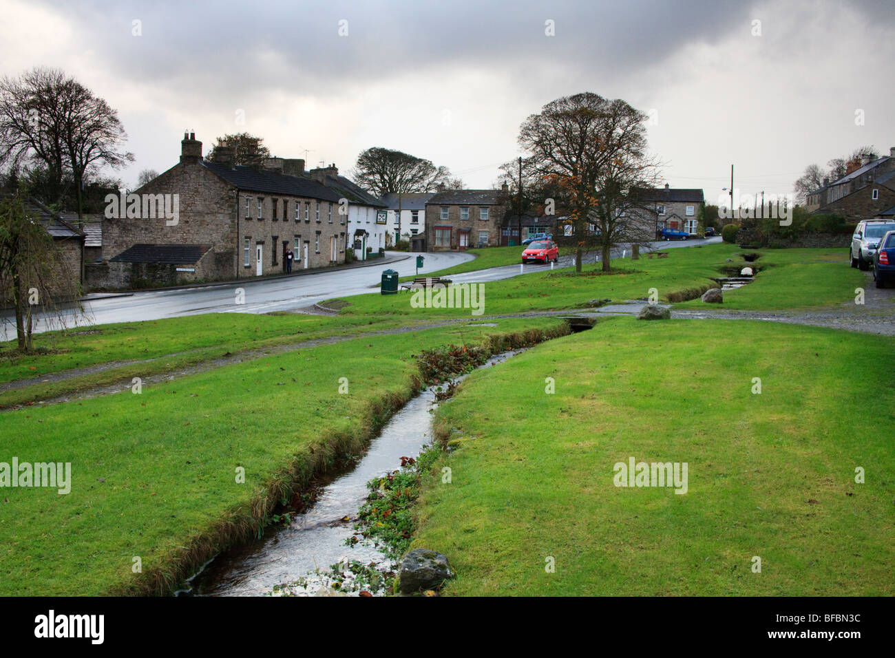 Village vert avec un petit ruisseau à Leyburn Bellerby Wensleydale dans le Yorkshire. Banque D'Images