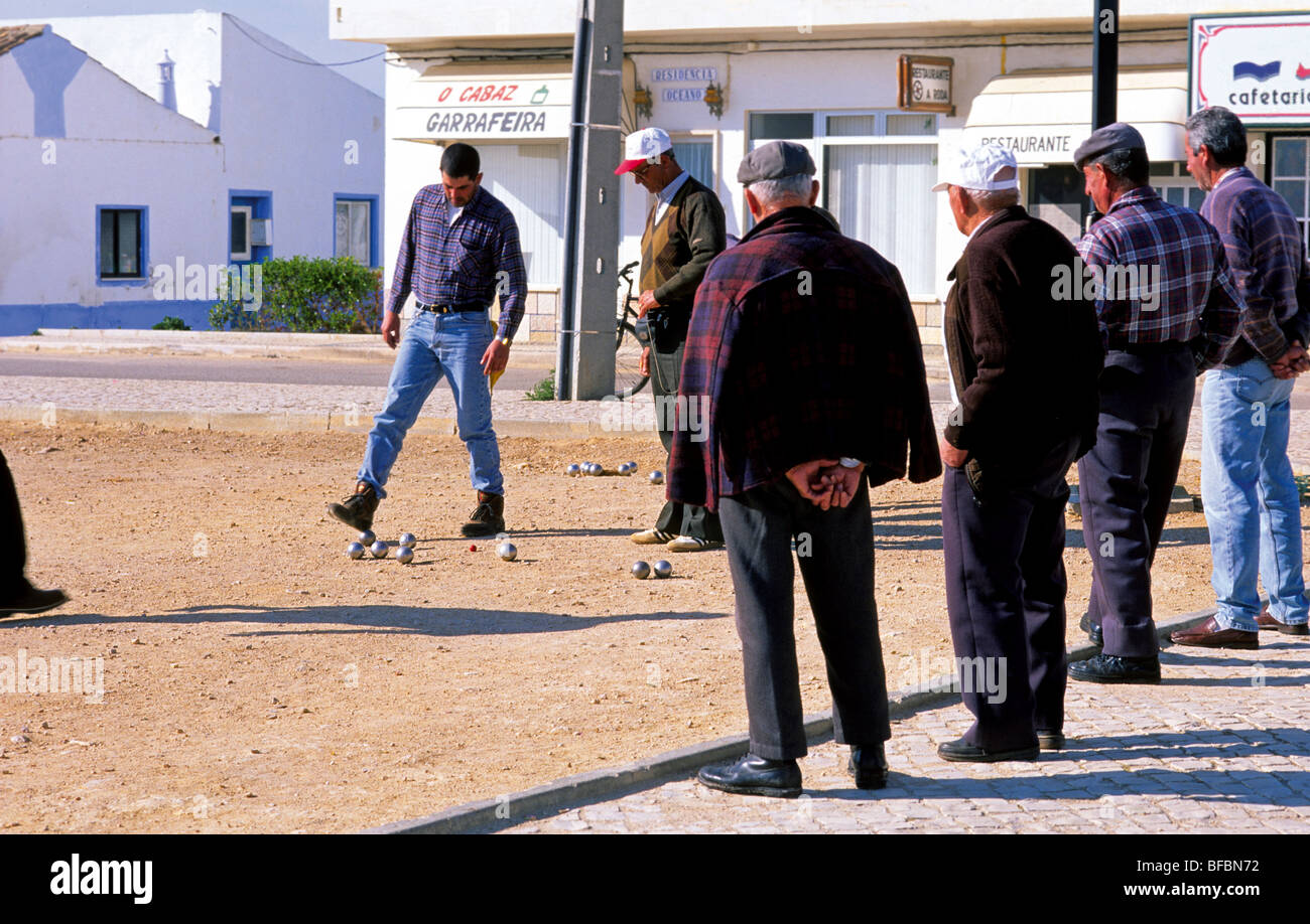 Le Portugal, l'Algarve : 'pétanque' dans le centre de Sagres Banque D'Images