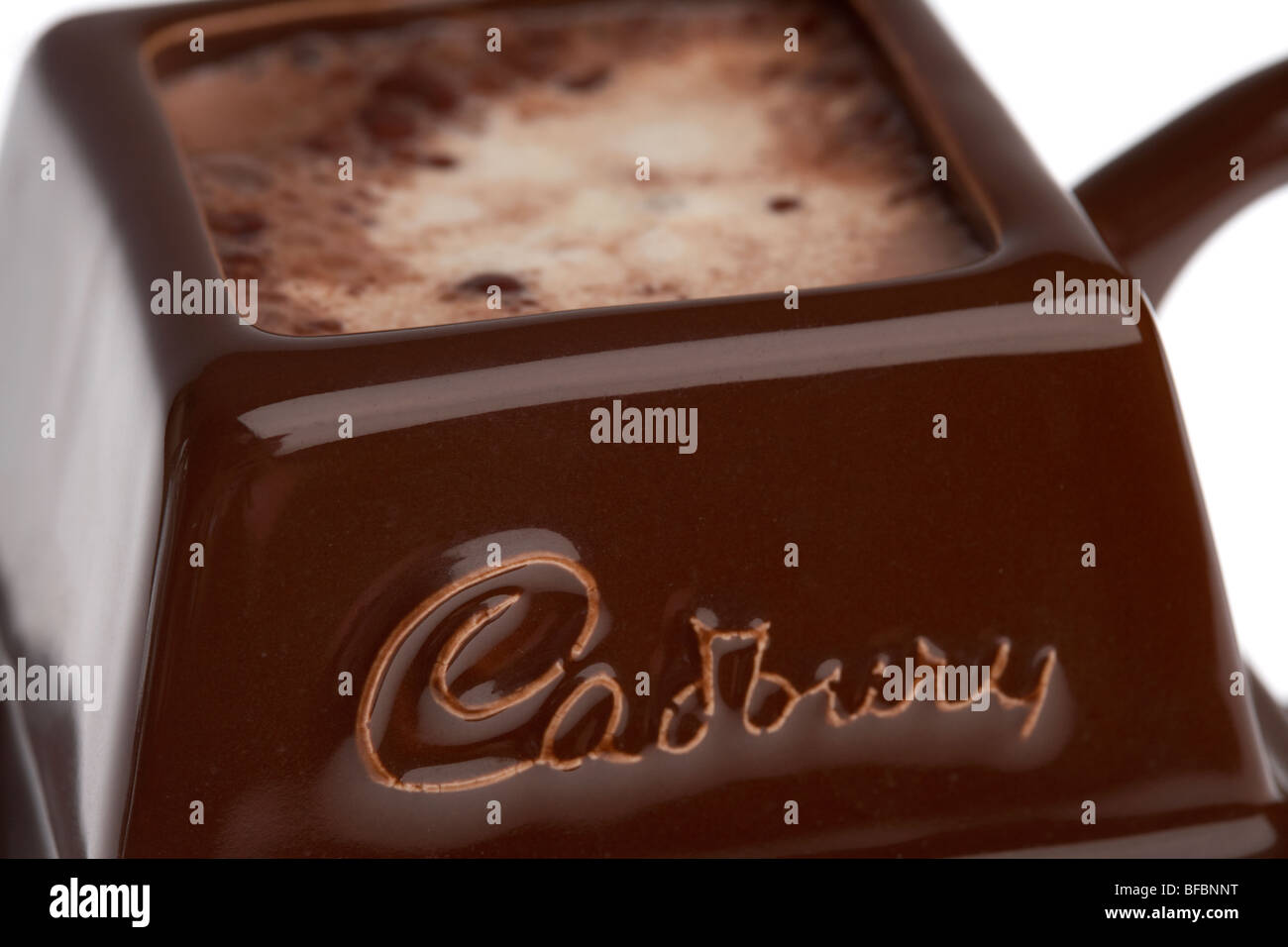 Cadburys tasse de chocolat en forme d'un bloc de chocolat pour chocolat potable studio shot Banque D'Images