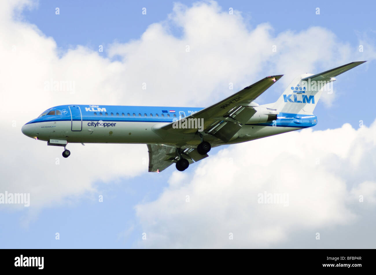 Fokker 70 exploité par KLM Cityhopper en approche pour l'atterrissage à l'aéroport d'Heathrow Banque D'Images