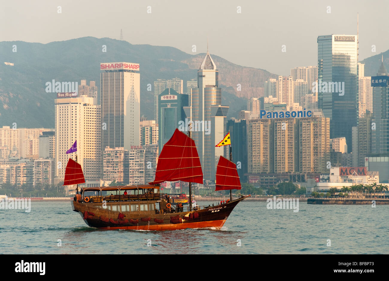Style Junk Boat crossing le port de Hong Kong Banque D'Images