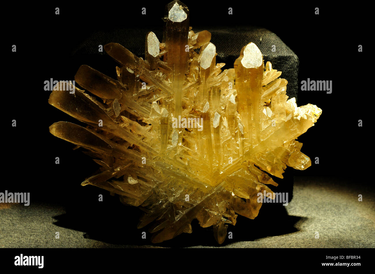 Cluster de cristal la cérusite, carbonate de plomb (PbCO3). Banque D'Images