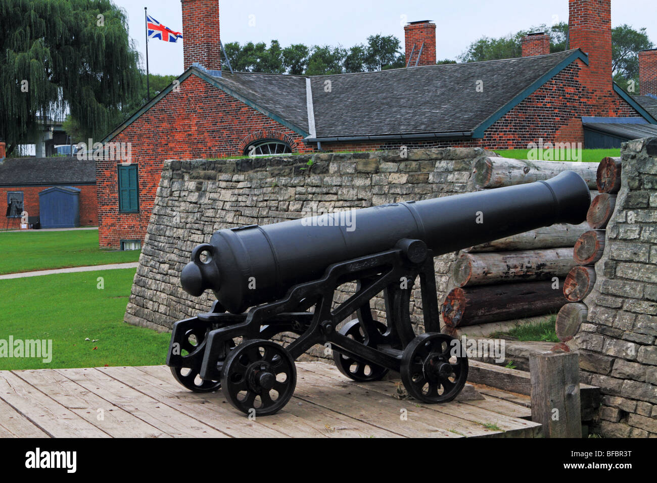Vieux canon avec des barricades et les logements des militaires dans le lieu historique national de Fort York à Toronto au Canada Banque D'Images