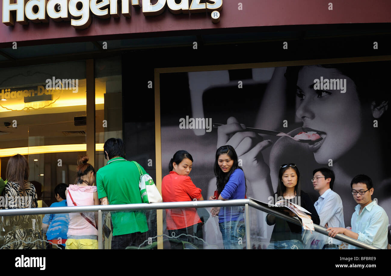 Les gens attendent pour acheter des Glaces Haagen-Dazs à Shanghai, Chine. 10-Oct-2009 Banque D'Images
