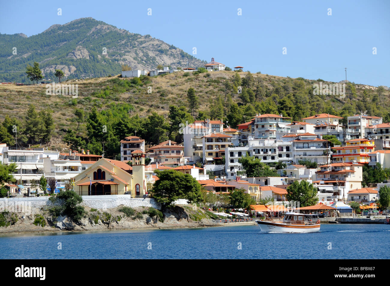 Greek port de pêche et station de villégiature Neos Marmaros dans la région nord de la Grèce Sithonia Banque D'Images