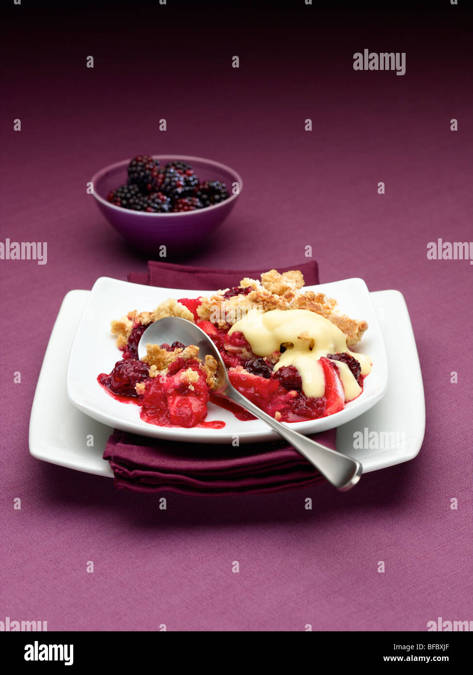 Crumble aux pommes et Blackberry Banque D'Images
