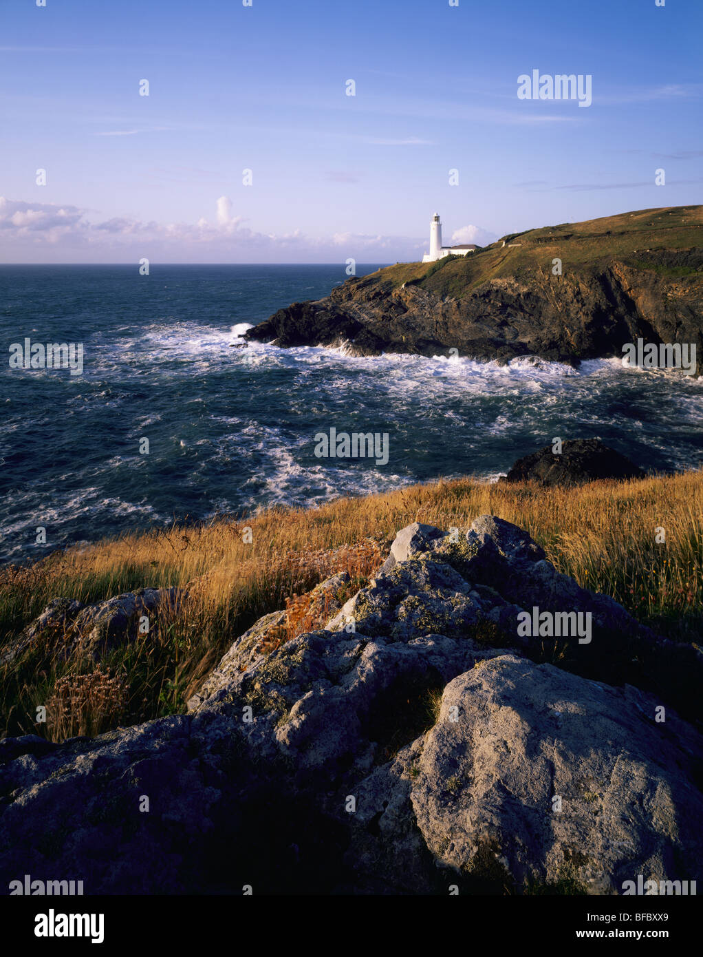 Stencking Cove et le phare de Trevose Head vu de Dinas Head sur la côte nord des Cornouailles près de Padstow, Cornouailles, Angleterre. Banque D'Images