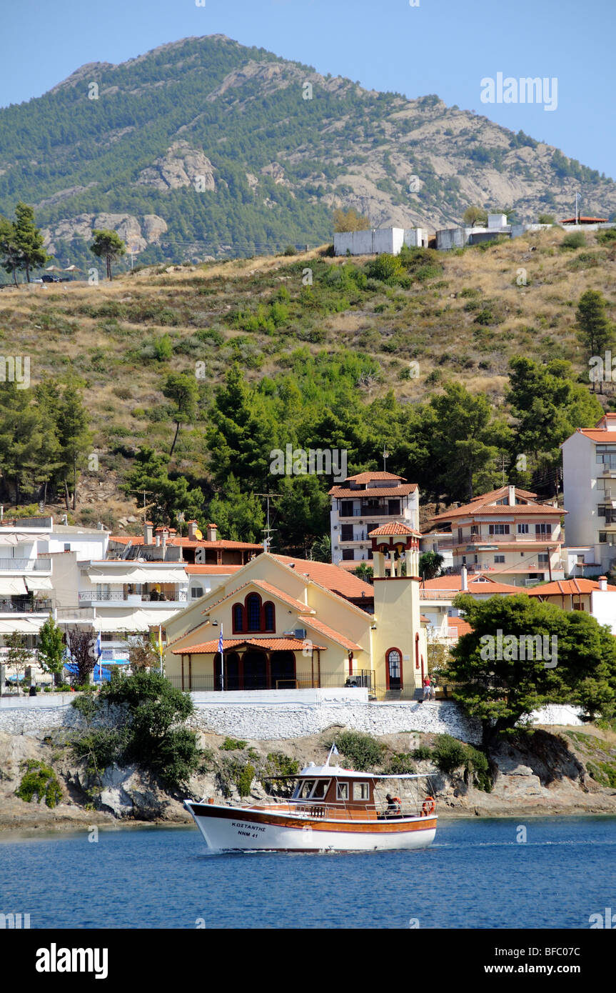 Greek port de pêche et station de villégiature Neos Marmaros dans la région nord de la Grèce Sithonia Banque D'Images