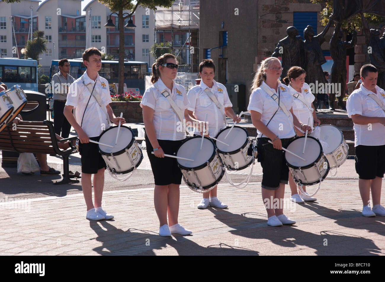 Saint Helier Jersey 2009 Place de la libération le Dauphin Marching Band performing Banque D'Images