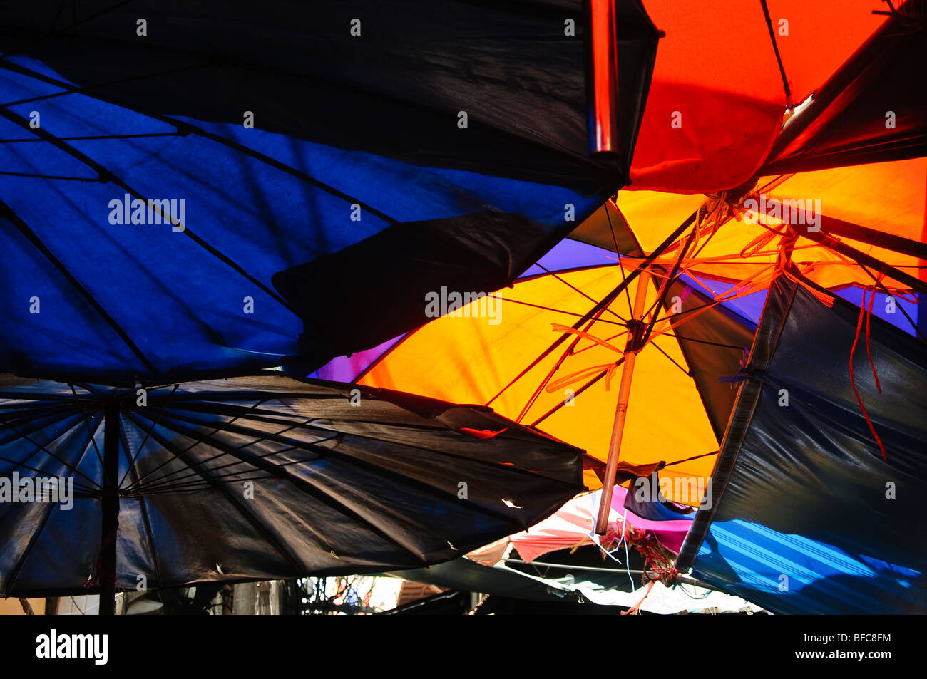 Parasols utilisée pour créer de l'ombre à un marché de rue à Bangkok, Thaïlande Banque D'Images