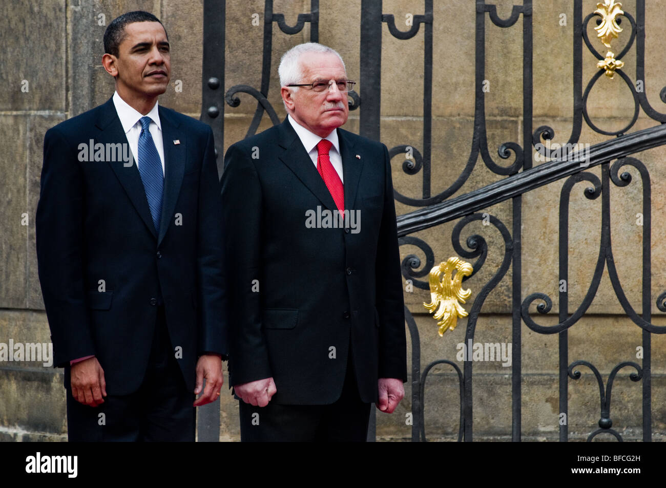 Le président américain Barack Obama et le président tchèque Vaclav Klaus au cours de la cérémonie de bienvenue à Prague, le 5 avril 2009. Banque D'Images