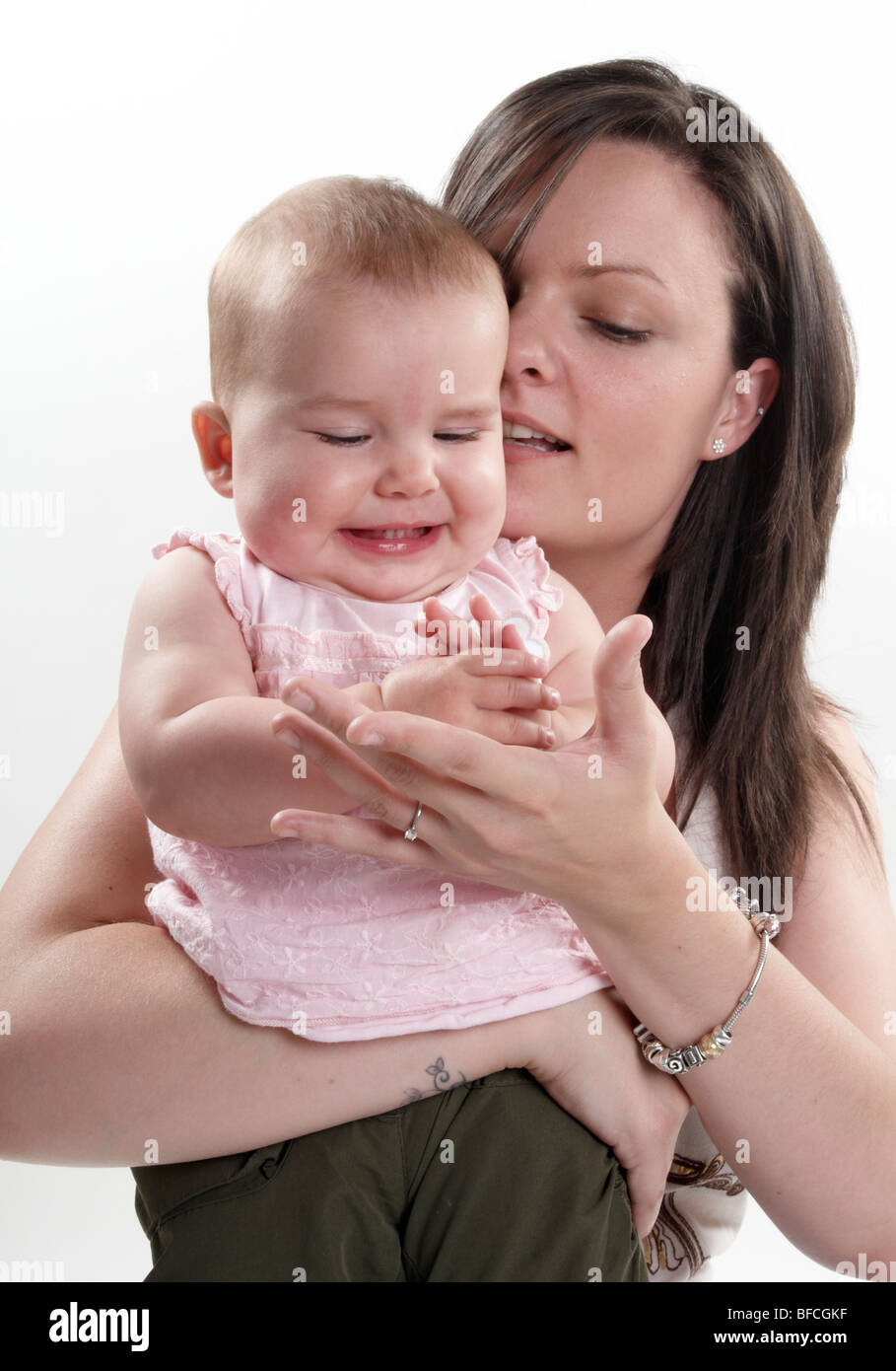 Brunette Maman Joue Avec Blond Bebe Fille Sur Fond Blanc Vingt Quelque Chose Maman Et Petite Fille D Un An Photo Stock Alamy