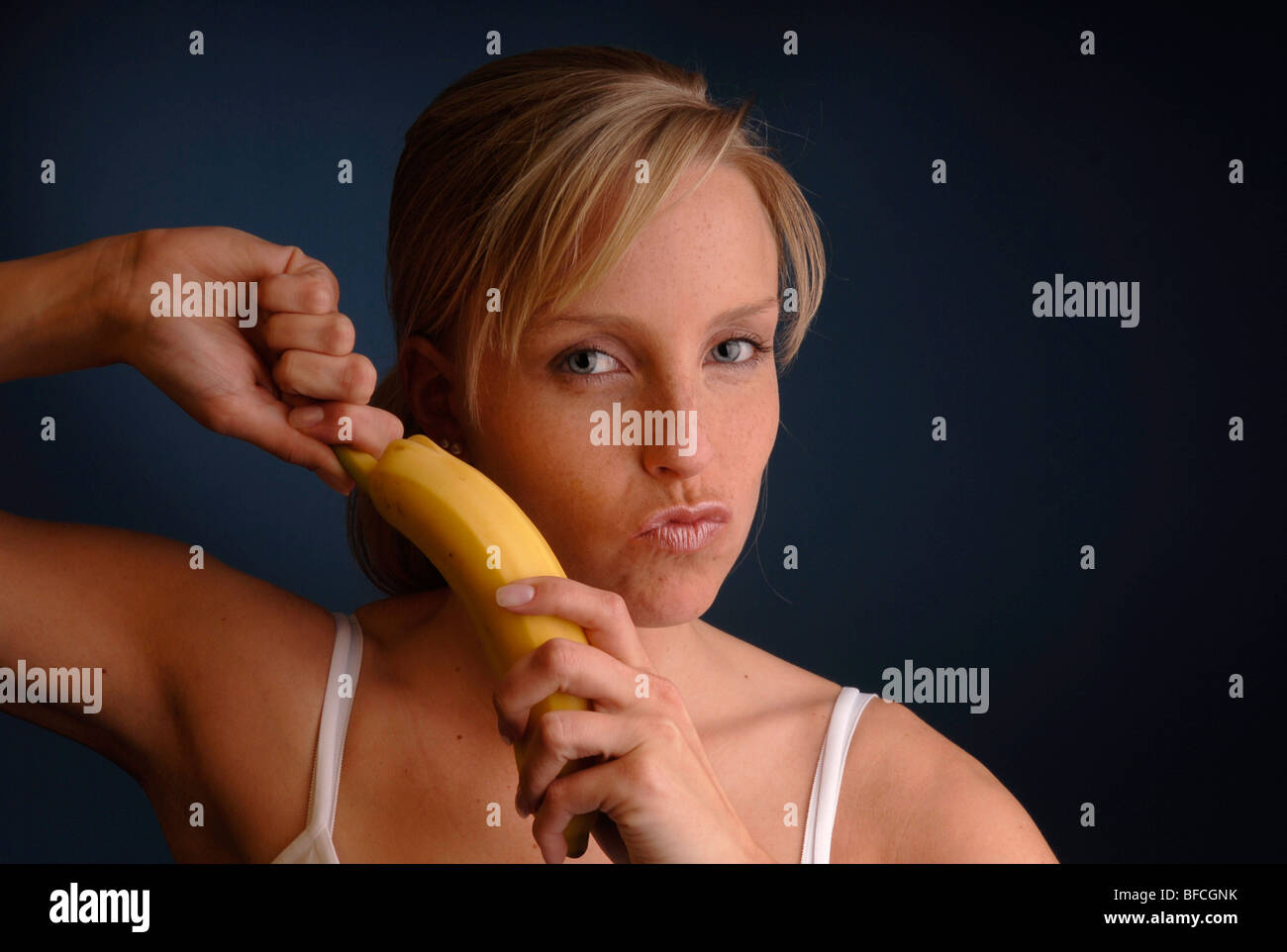 Jeune femme avec banana Banque D'Images