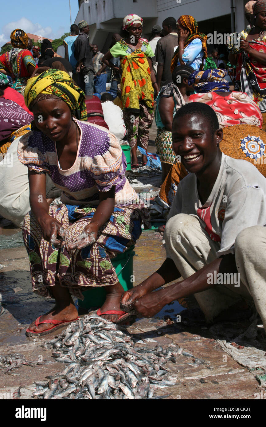 Couple l'éviscération du poisson au marché aux poissons de Kivukoni, Dar-Es-Salam, Tanzanie Banque D'Images