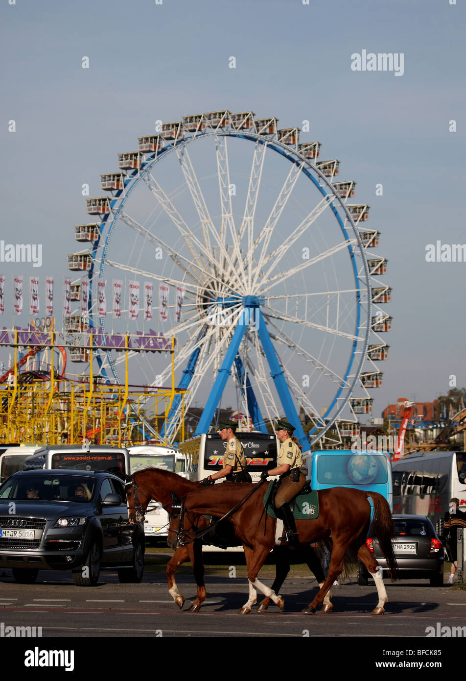 Circonscription de la Police montée patrouille à l'Oktoberfest de Munich, Allemagne Banque D'Images