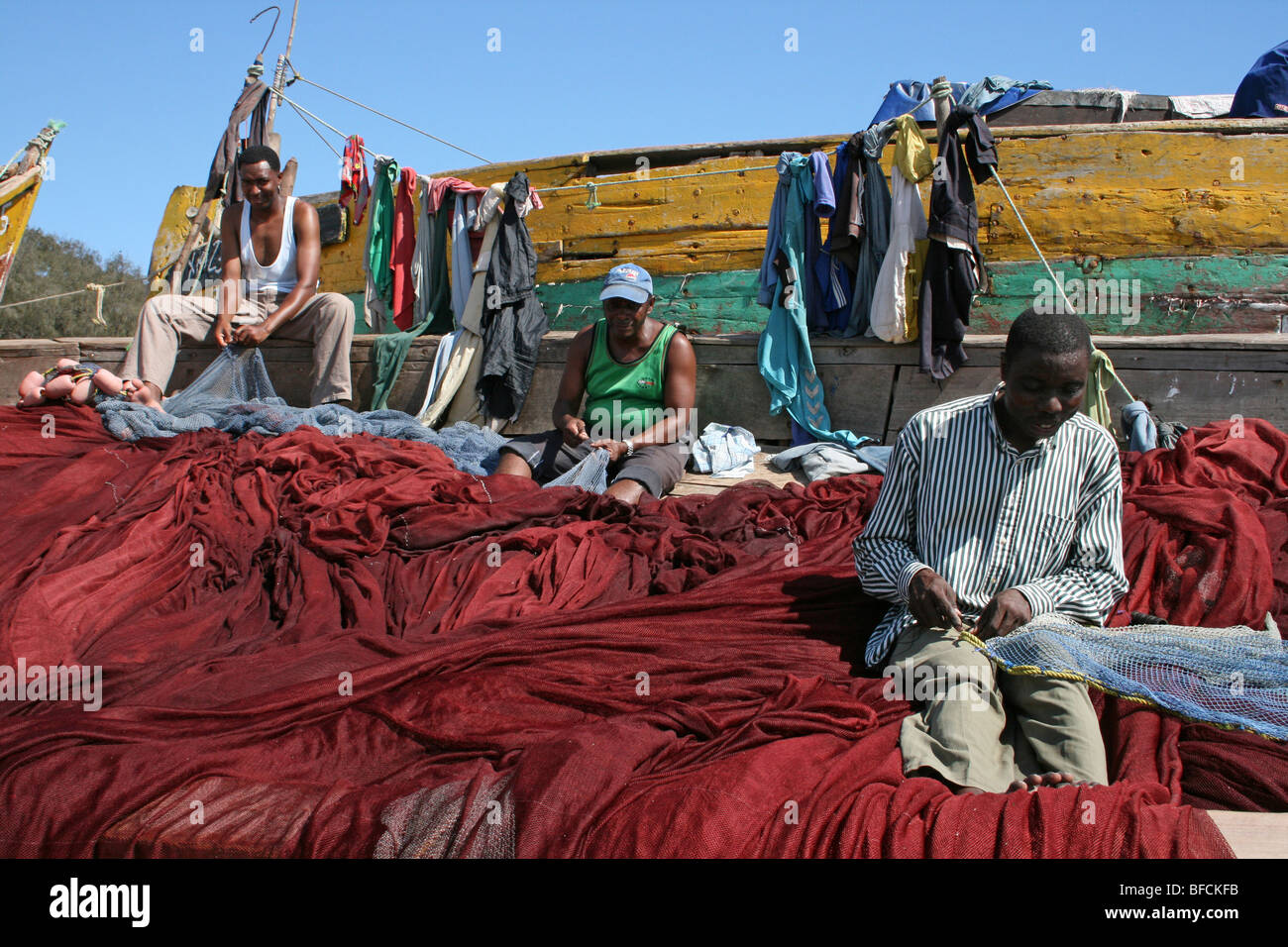 Filets de pêcheurs réparant au marché aux poissons de Kivukoni, Dar-Es-Salam, Tanzanie Banque D'Images