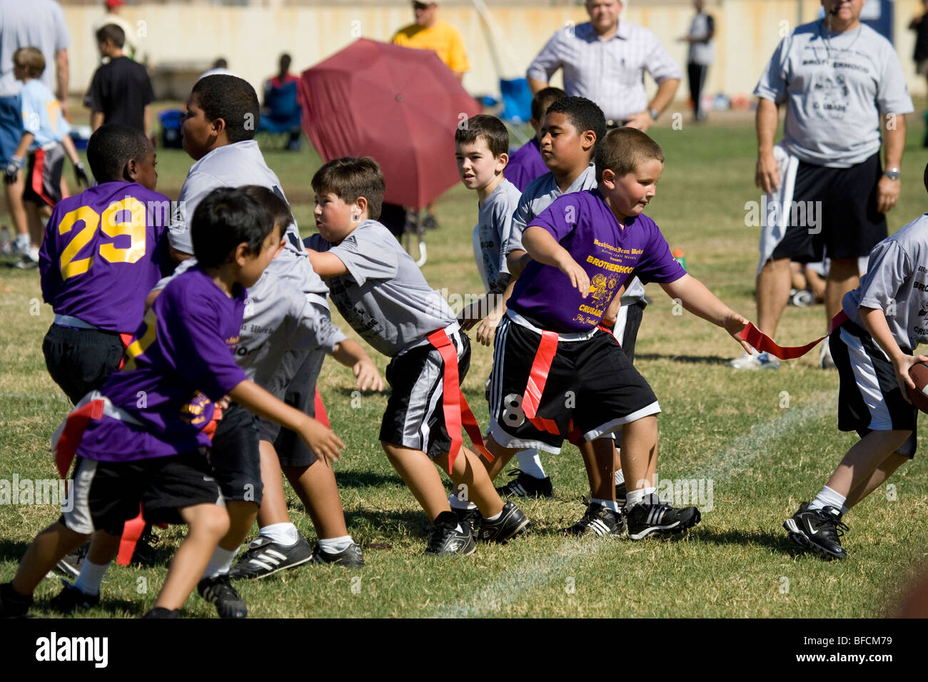 Les jeunes garçons jouant le flag-football Banque D'Images