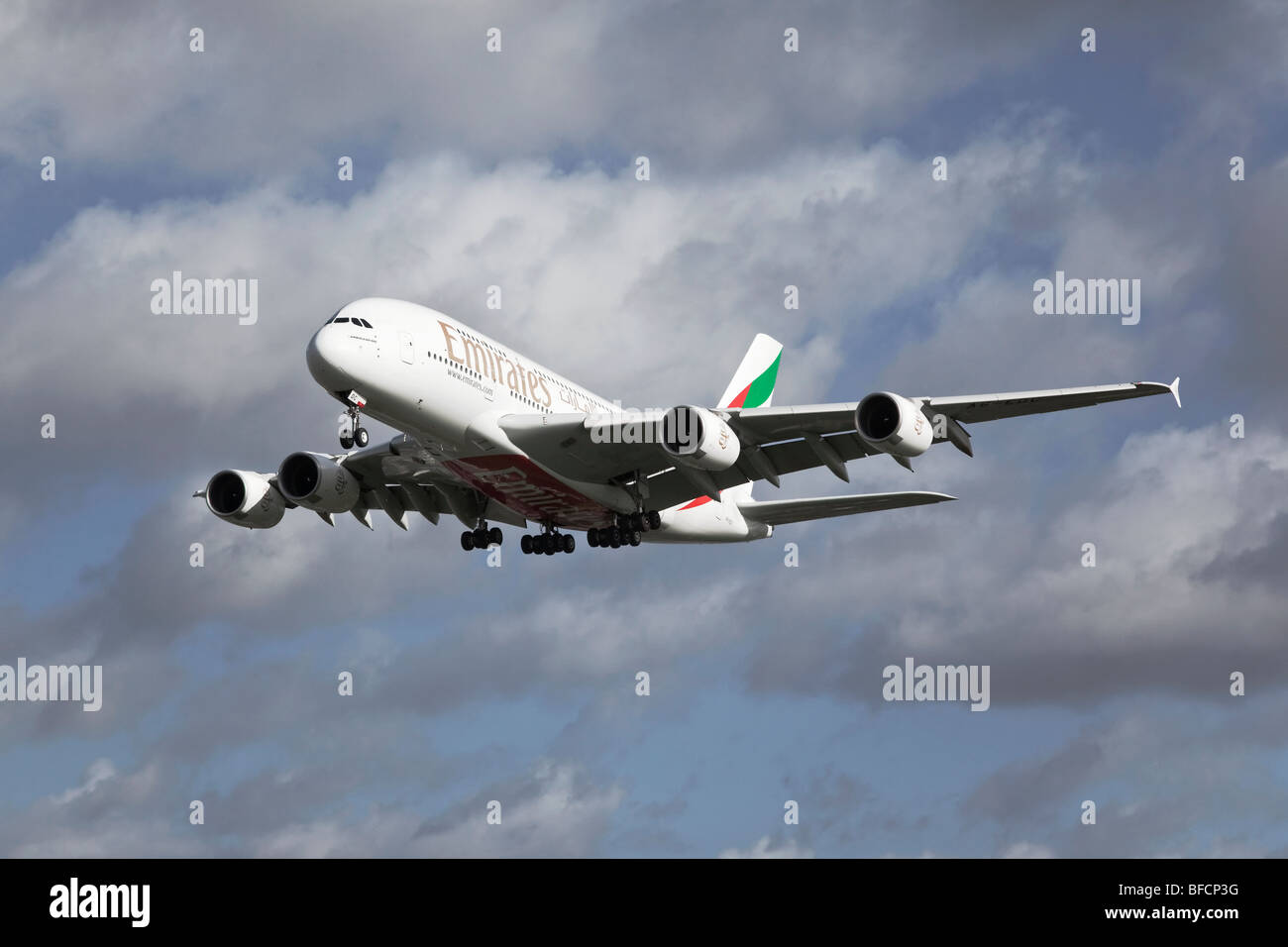 Un Airbus A380 de la super jumbo etat unis Dubaï la compagnie aérienne d'approche finale à la terre Banque D'Images