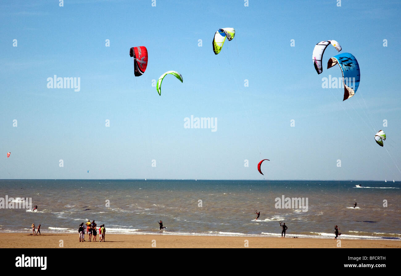 La marée basse à La Rochelle à l'extrémité orientale de l'Ile de Ré de la France offre des conditions idéales pour la pratique du kitesurf en douceur Banque D'Images