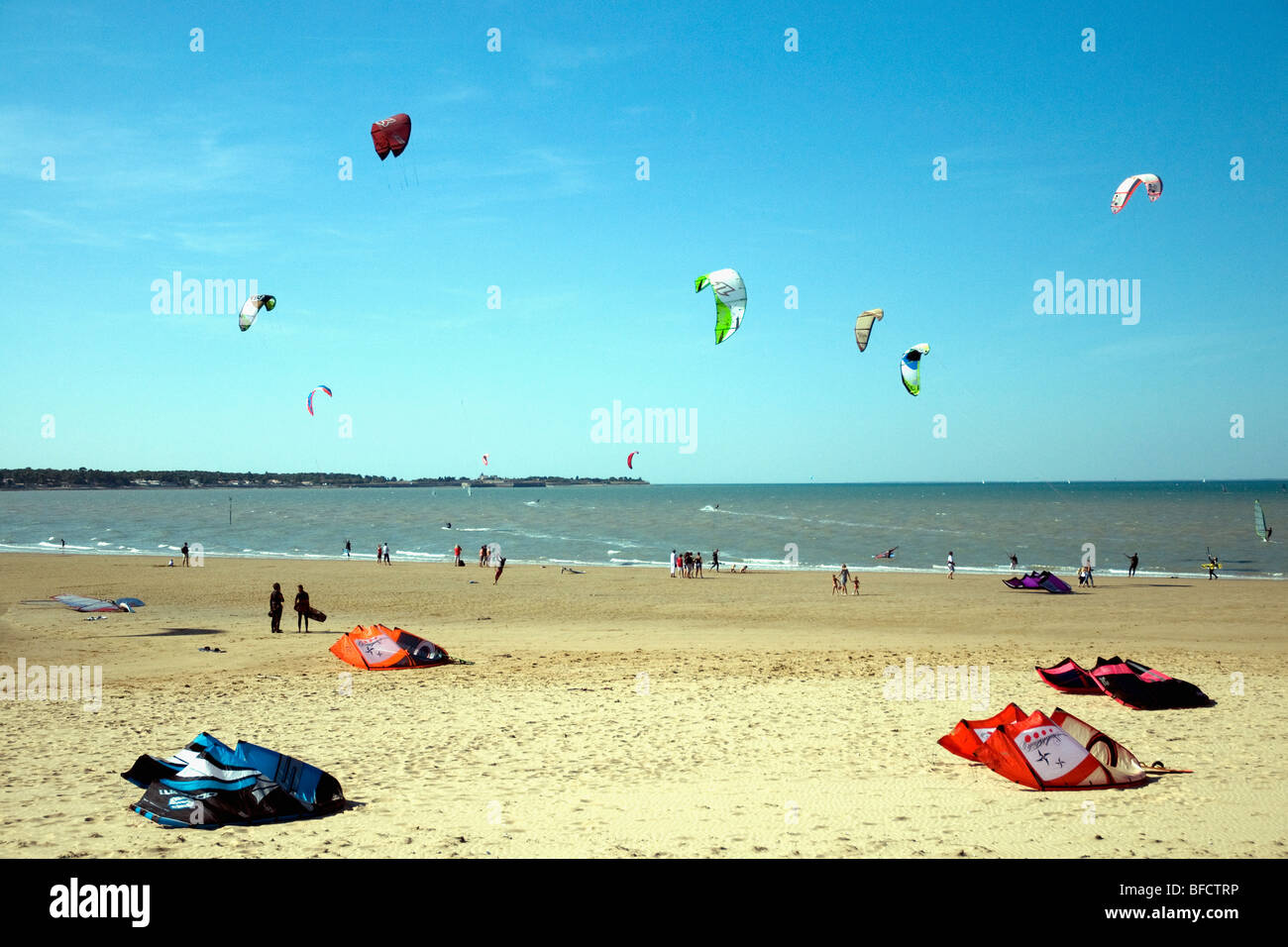 La marée basse à La Rochelle à l'extrémité orientale de l'Ile de Ré de la France offre des conditions idéales pour la pratique du kitesurf en douceur Banque D'Images