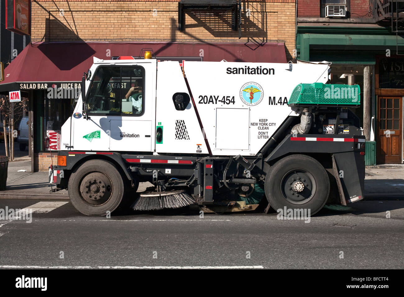 New York blanc brillant Ministère de l'assainissement des balayeuses camion garé en face de la 11e Avenue Deli New York City Banque D'Images