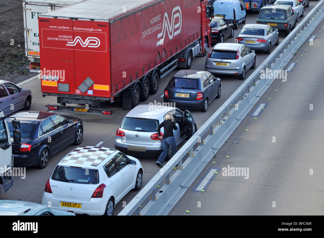 Motorist sortis de leur véhicule dans la circulation engorgée sur autoroute M25 section travaux routiers après la fermeture en raison d'un accident Banque D'Images