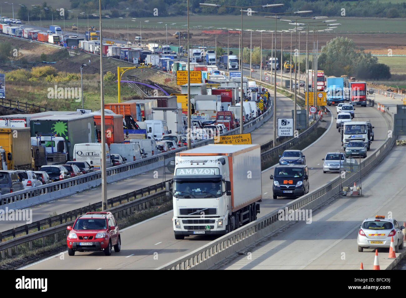 Les automobilistes en gridlocked trafic sur autoroute M25 section travaux routiers après la fermeture en raison d'un accident Banque D'Images