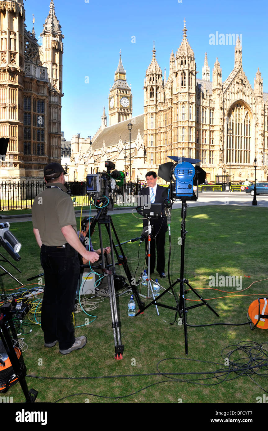 BBC Television film crew reporter Jon John Jonathan Sopel sur Abingdon College Green Houses of Parliament Westminster Londres Angleterre Royaume-Uni Banque D'Images