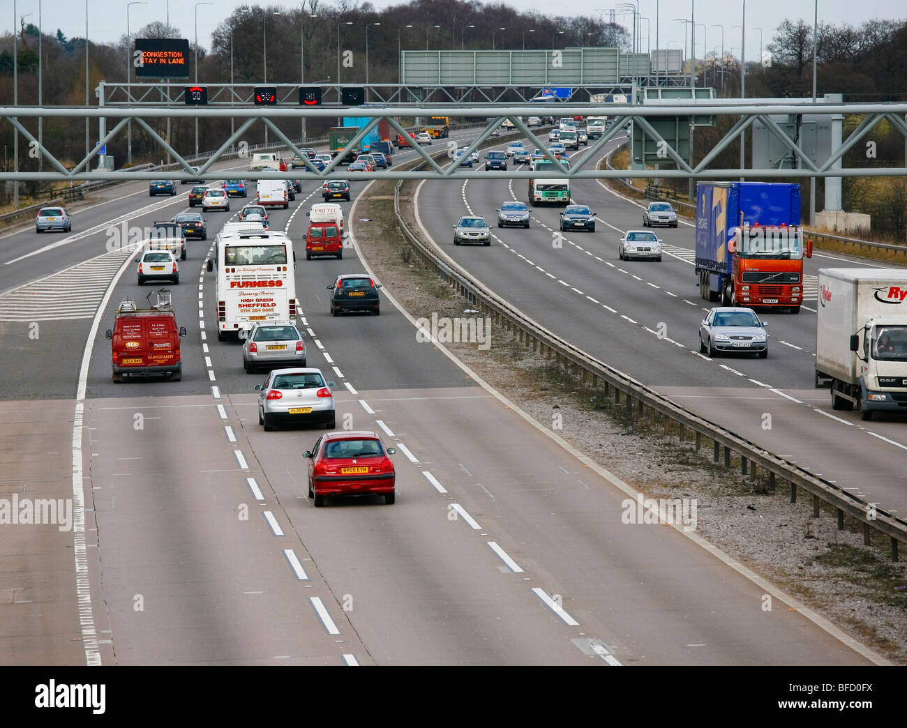 Les véhicules circulant sur l'autoroute de réseaux informatiques dans le West Midlands. Banque D'Images