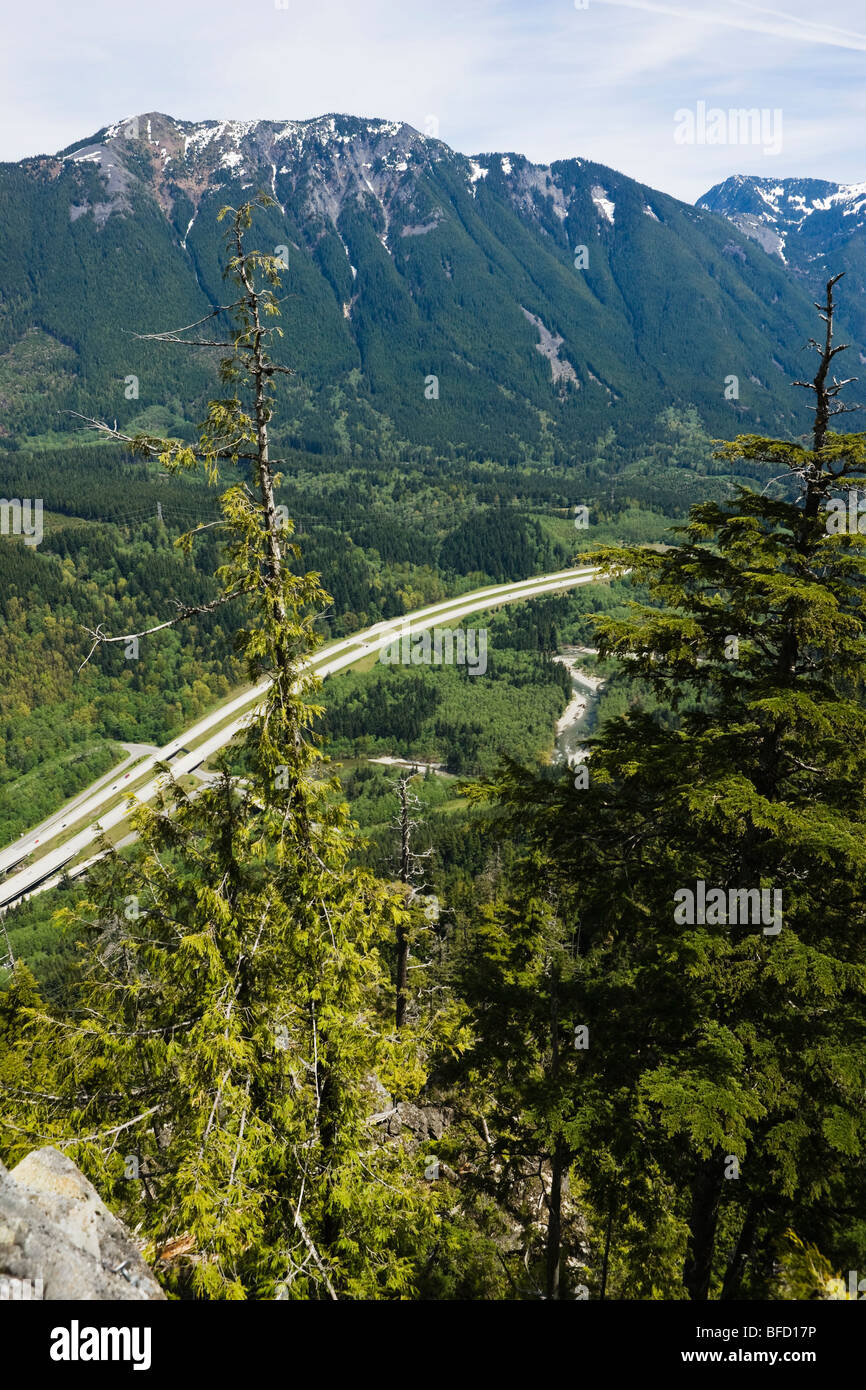 Une vue plongeante sur l'autoroute Interstate 90 à la sortie 38 à Washington , des Cascades, USA. Banque D'Images