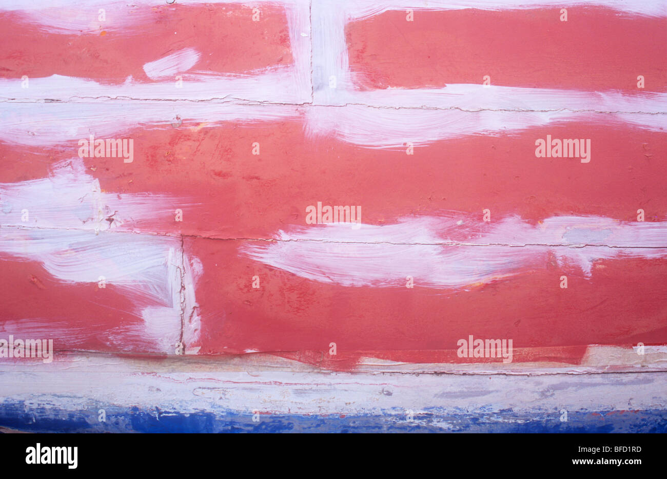 Côté de bateau en bois qui a été donné avec sous-couche rose extra blanc peint sur les jointures avant de repeindre Banque D'Images