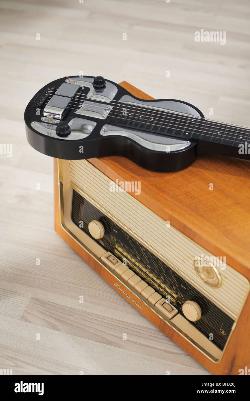 Ancien tube et radio vintage guitare Rickenbacker Banque D'Images