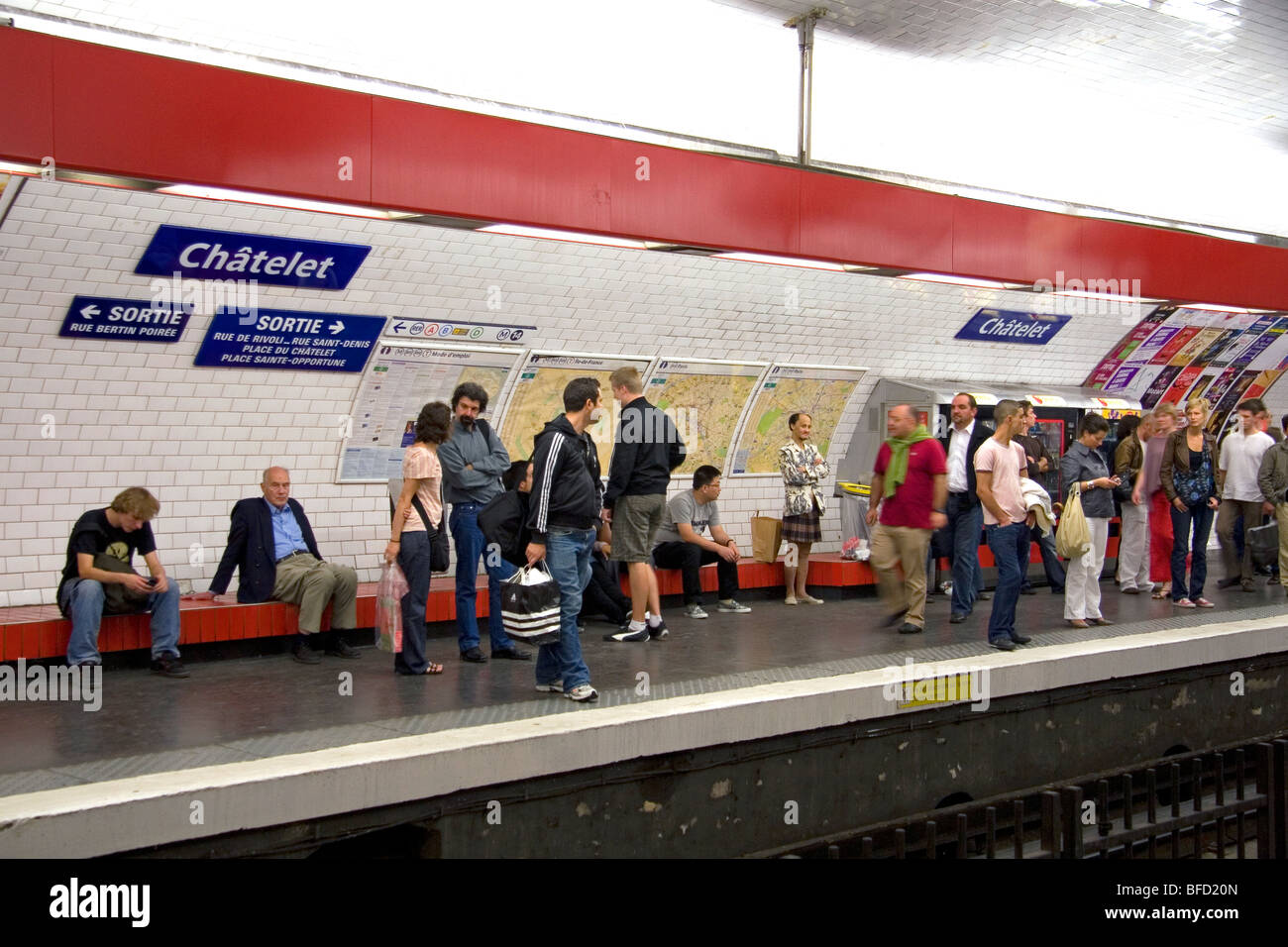Les gens attendent sur le quai de métro de la station de métro Châtelet Paris à Paris, France. Banque D'Images