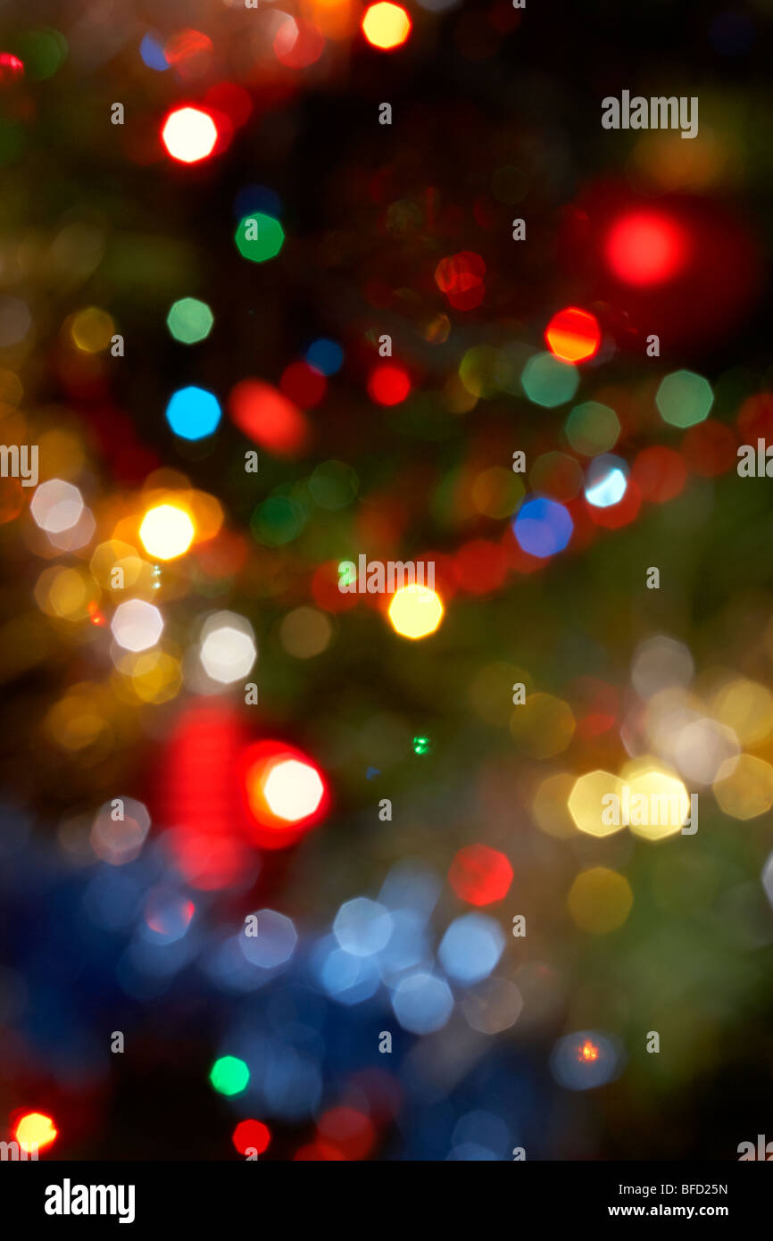 Des problèmes de mise au point flou artistique guirlandes lumineuses de Noël suspendu à un arbre de Noël Banque D'Images