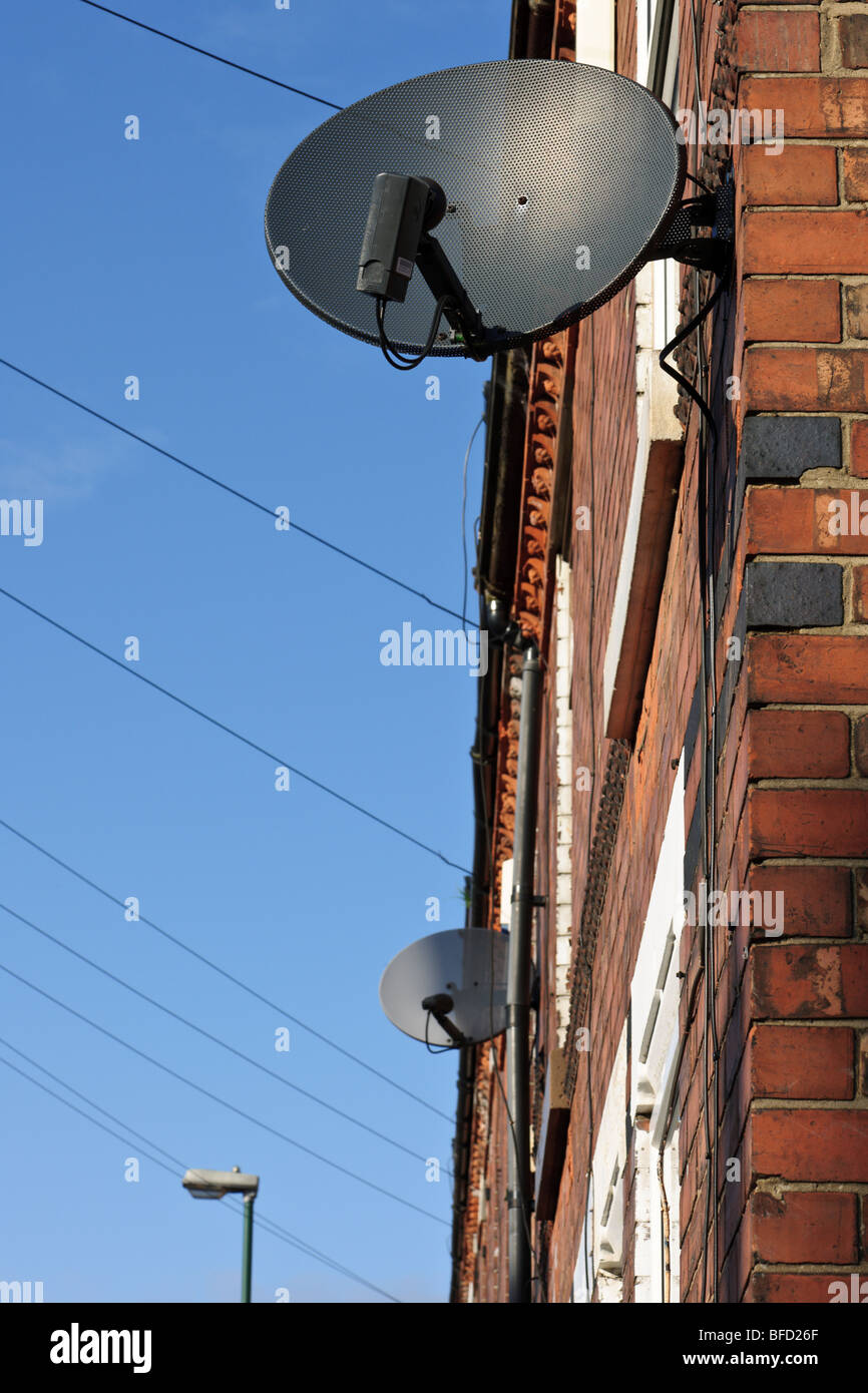 Antenne Satellite vaisselle sur le côté de la terrasse d'une maison à Sneinton, Nottingham, Nottinghamshire. Banque D'Images