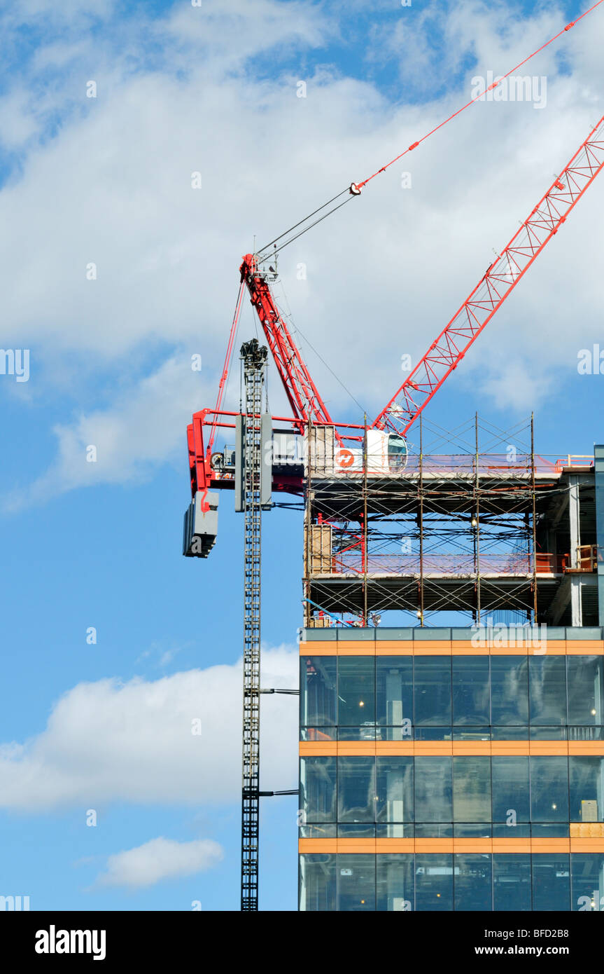 Grue à tour la construction en haut de nouveau bâtiment construction à Boston, Massachusetts, USA. Banque D'Images