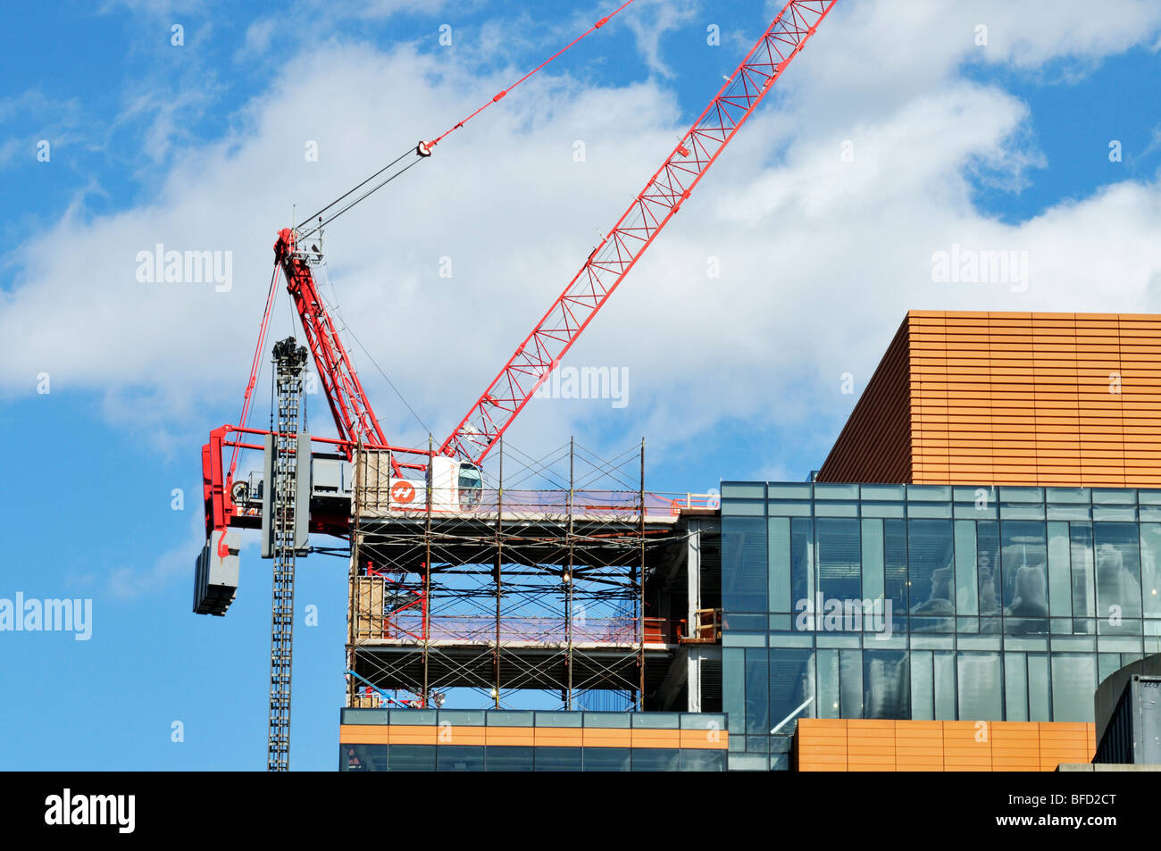Grue à tour la construction, sur le toit de verre nouveau bâtiment en construction à Boston Massachusetts USA. Banque D'Images