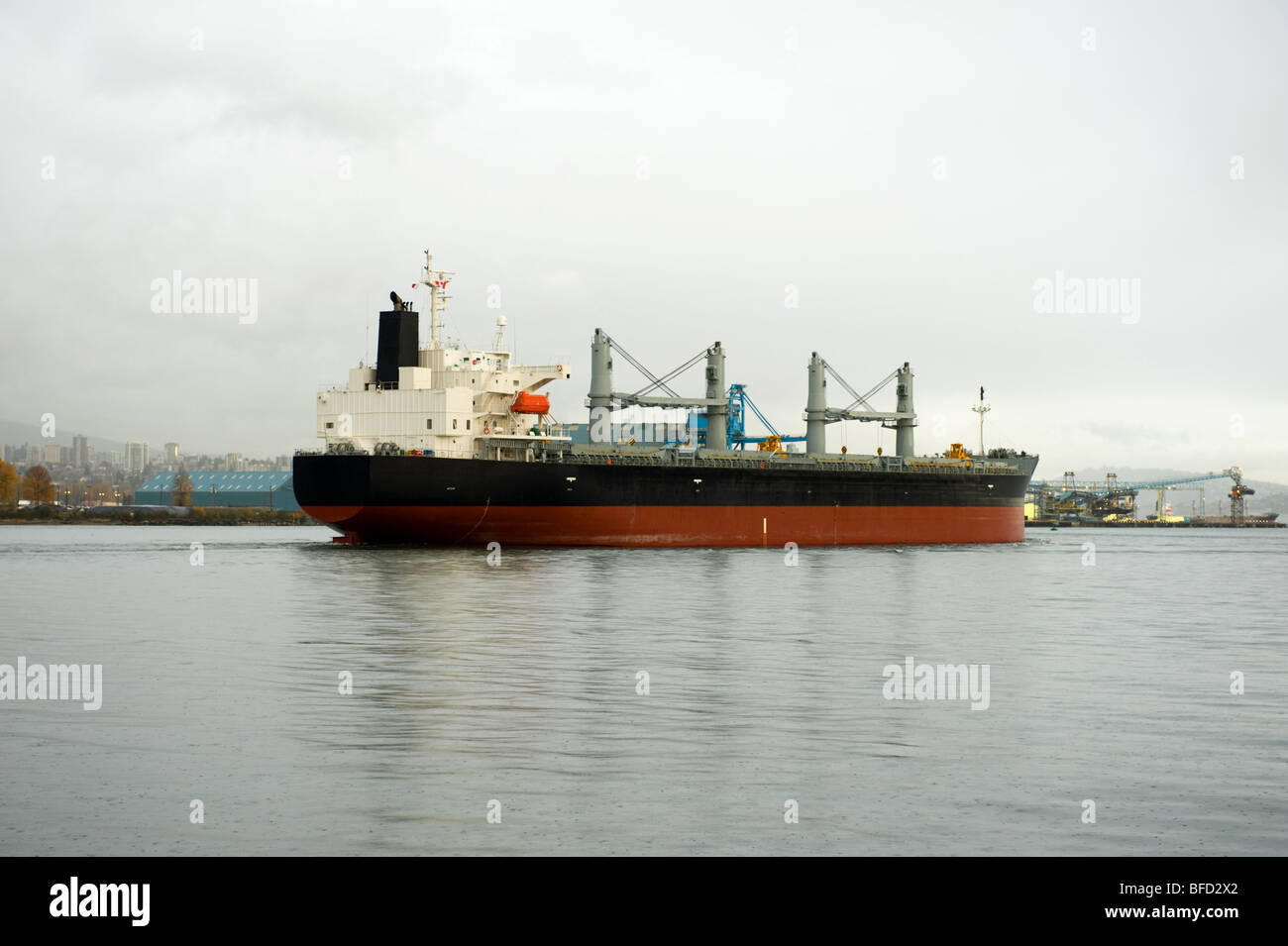 Navire arrivant au port de Vancouver (C.-B.) Banque D'Images