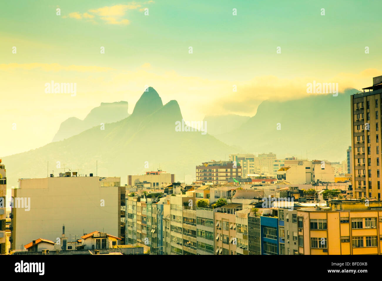 Voir plus haut des immeubles d'habitation et les montagnes à Ipanema Rio de Janeiro Brésil Banque D'Images