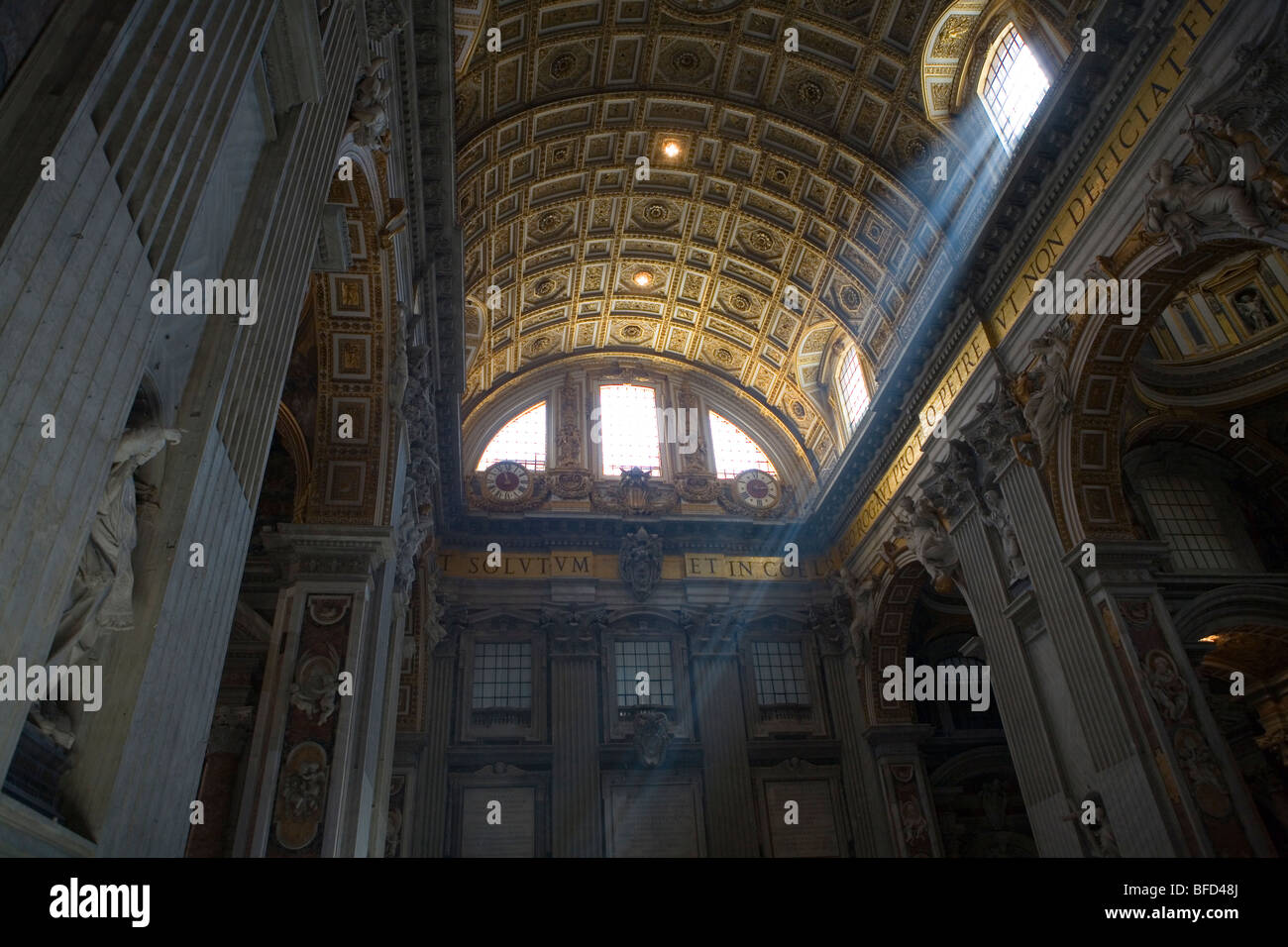 Faisceaux de lumière à l'intérieur de la cathédrale St Pierre Banque D'Images
