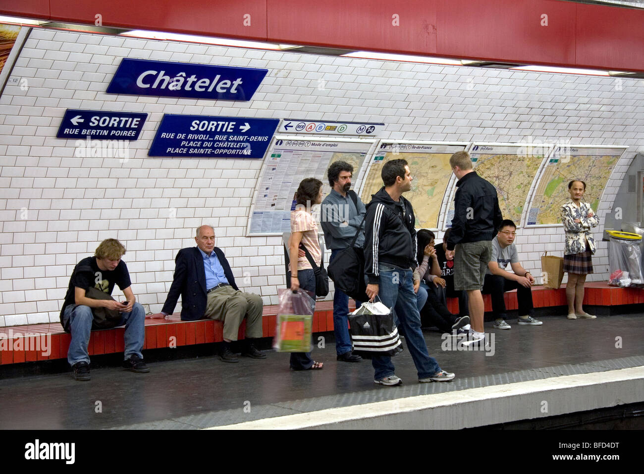 Les gens attendent sur le quai de métro de la station de métro Châtelet Paris à Paris, France. Banque D'Images