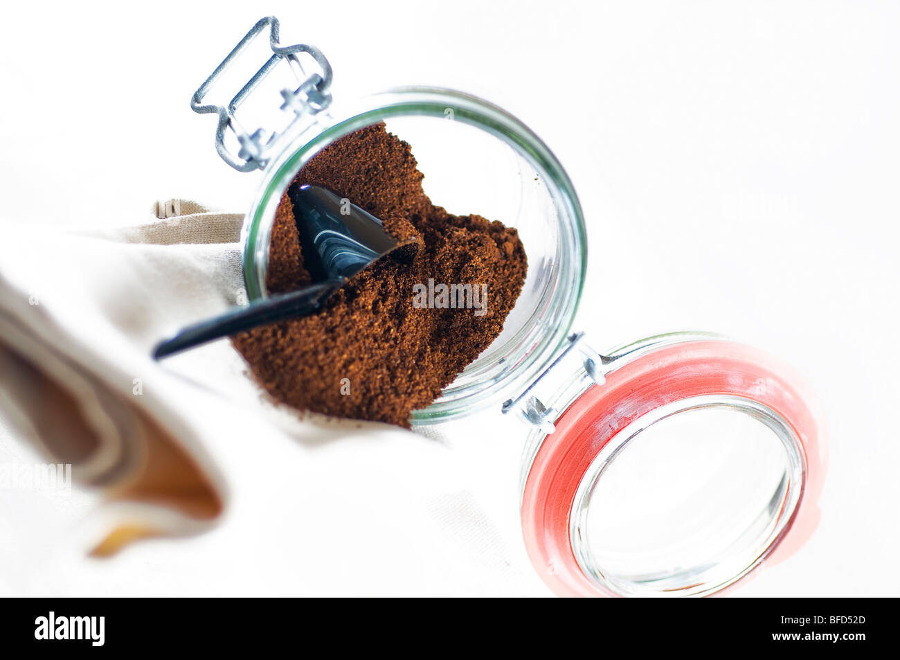 Pot de rangement avec du café sur un fond clair Banque D'Images