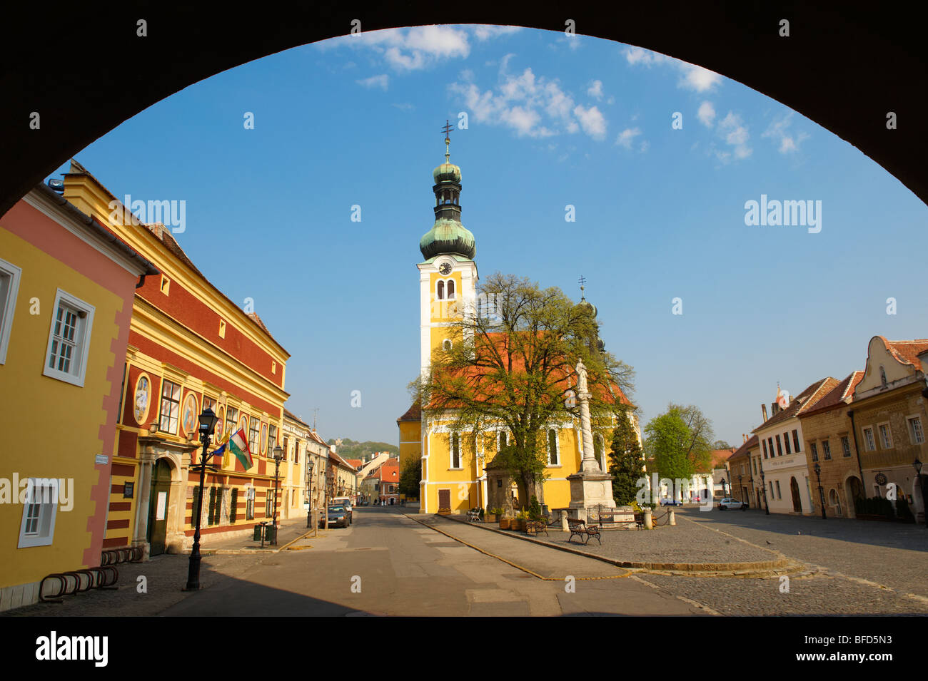 La place de la vieille ville, avec St Stephan (Istvan) Église, Kőszeg Hongrie Banque D'Images