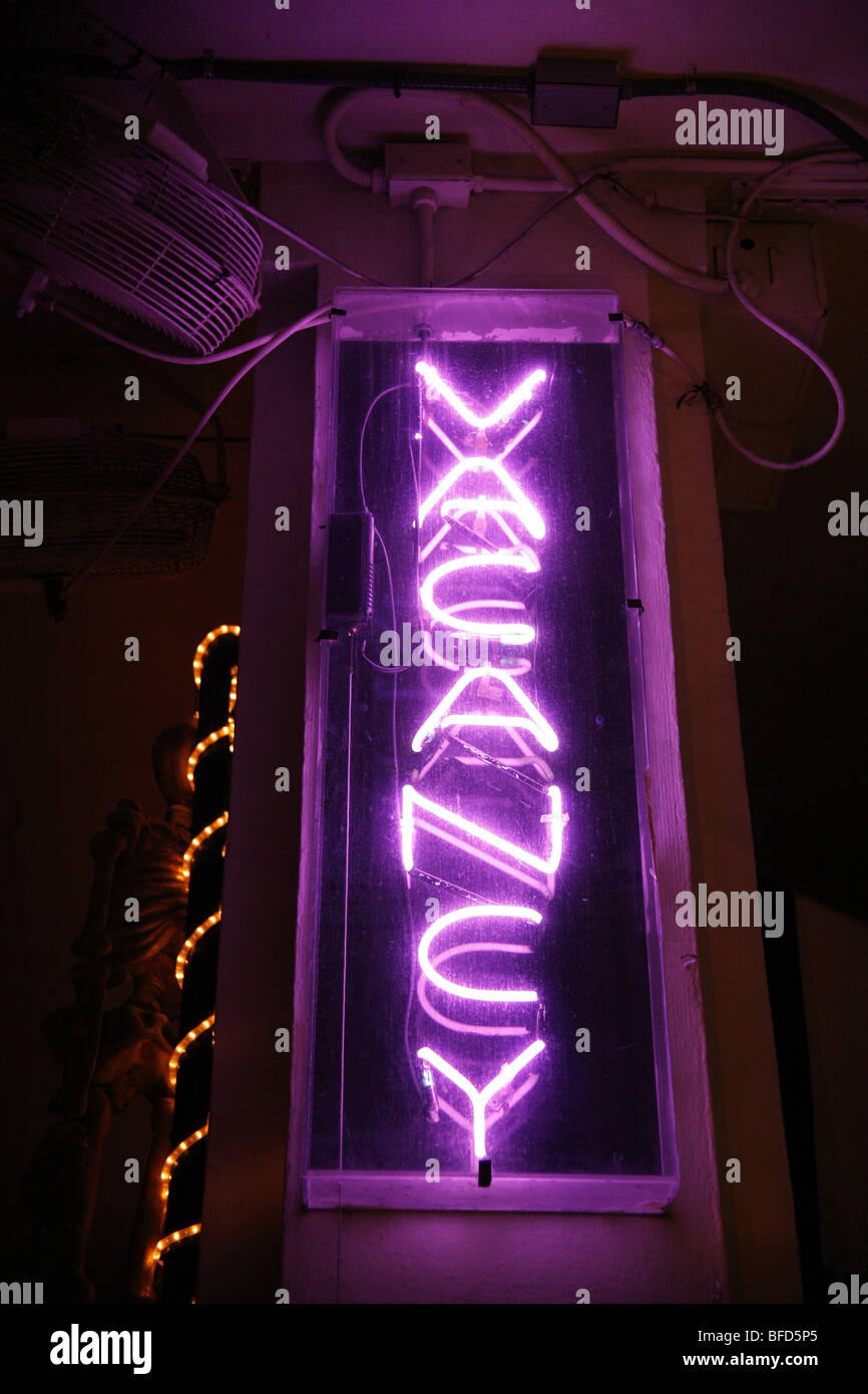 Hôtel néon lumineux signe vacance dans le quartier art-déco sur Ocean Drive à Miami Beach, l'Amérique Banque D'Images