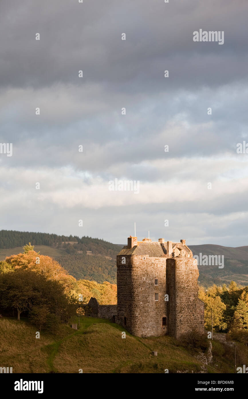 15e siècle Neidpath Castle sur la rivière Tweed, Borders, en Écosse. Neidpath a été utilisé comme un emplacement pour de nombreux films et séries télévisées, y compris la quête commence : Merlin Banque D'Images