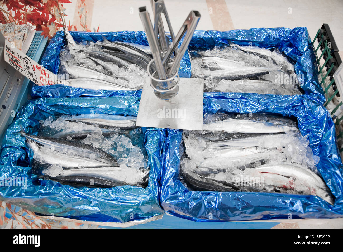 Poisson cru frais dans un supermarché au Japon aider votre auto Banque D'Images